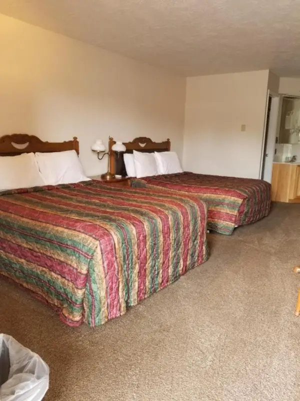Plaza Motel 9